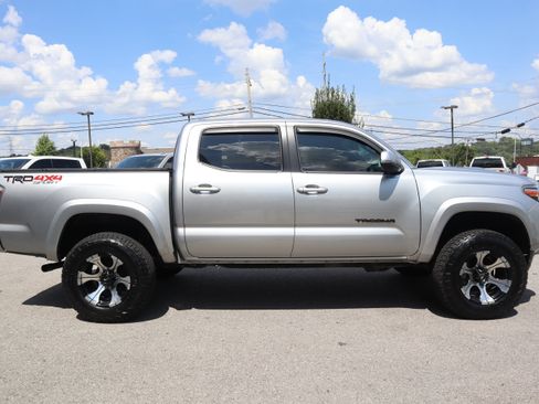 Used 2022 Toyota Tacoma TRD Sport AWD/4WD image 7