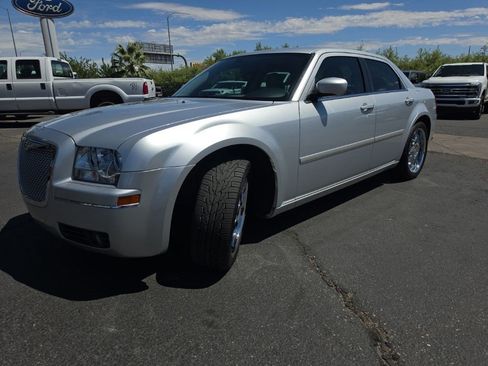 Used 2005 Chrysler 300 Touring RWD image 5