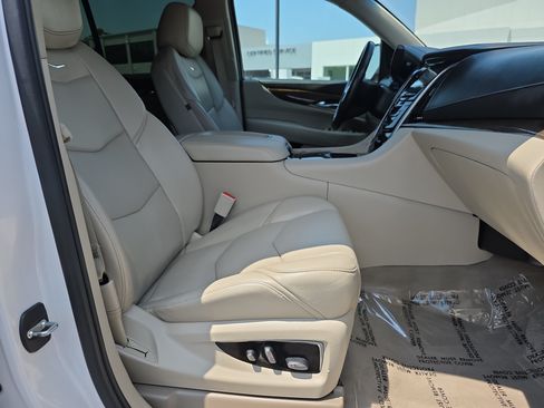 Used 2020 Cadillac Escalade Luxury RWD image 16
