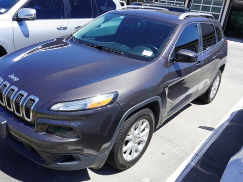 Used 2018 Jeep Cherokee Latitude Plus FWD image 4