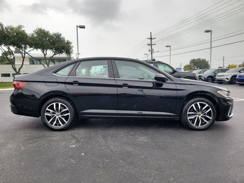 Certified 2025 Volkswagen Jetta SE image 4