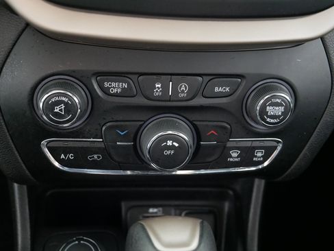 Used 2017 Jeep Cherokee Latitude w/ Safety/Convenience Group AWD/4WD image 23