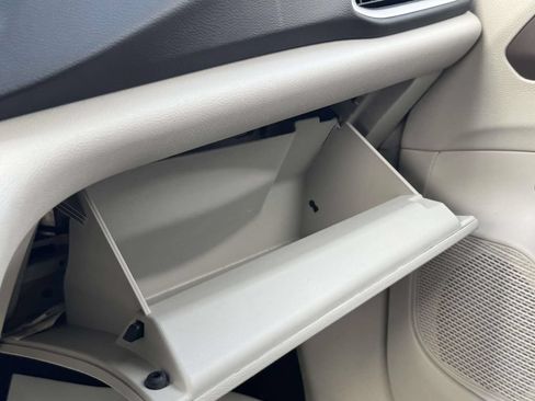 Used 2022 Chrysler Voyager LX FWD image 10