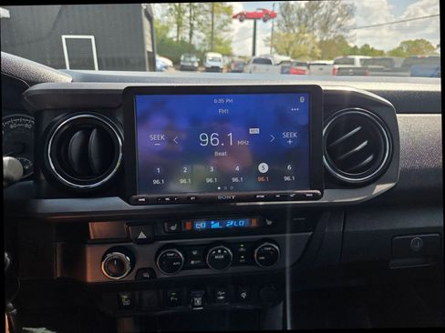 Used 2019 Toyota Tacoma TRD Off-Road w/ TRD Premium Off Road Package AWD/4WD image 22