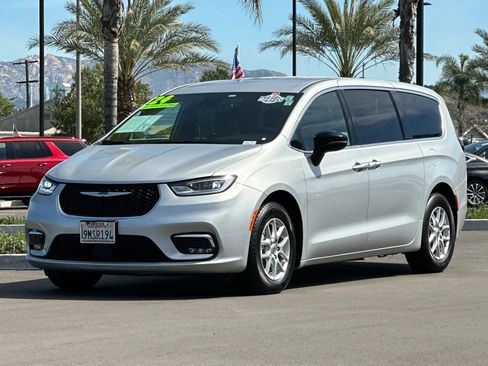 Used 2024 Chrysler Pacifica Touring image 8