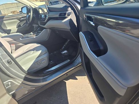 New 2026 Toyota Highlander Platinum image 10