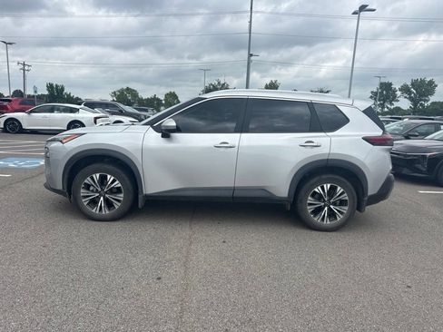 Used 2023 Nissan Rogue SV w/ SV Premium B Package FWD image 2