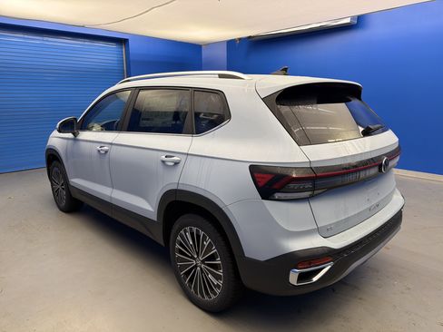 New 2026 Volkswagen Taos SE image 5