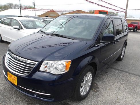 Used 2016 Chrysler Town & Country LX image 3