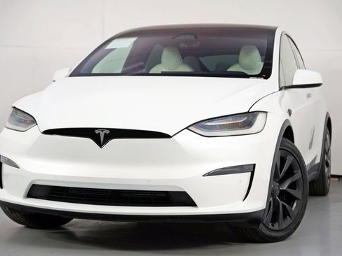 Used 2022 Tesla Model X image 3