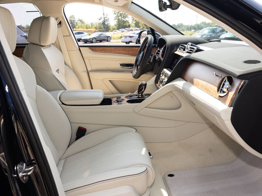 Used 2025 Bentley Bentayga AWD/4WD image 76