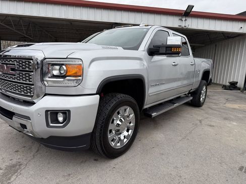 Used 2019 GMC Sierra 2500 Denali w/ Duramax Plus Package image 8