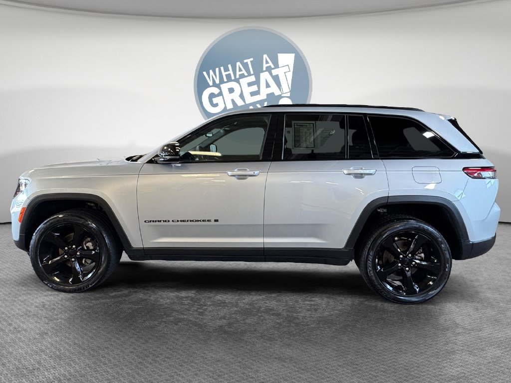 Used 2024 Jeep Grand Cherokee Altitude AWD/4WD image 7