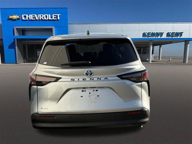 Used 2025 Toyota Sienna XLE FWD image 7