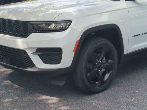 Used 2022 Jeep Grand Cherokee Altitude AWD/4WD image 9