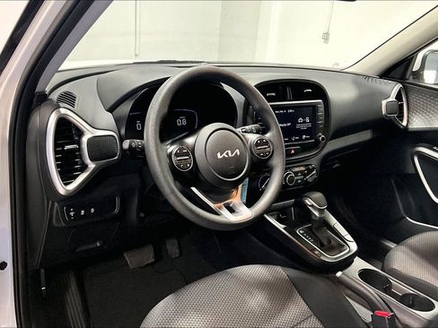 Used 2025 Kia Soul LX image 16
