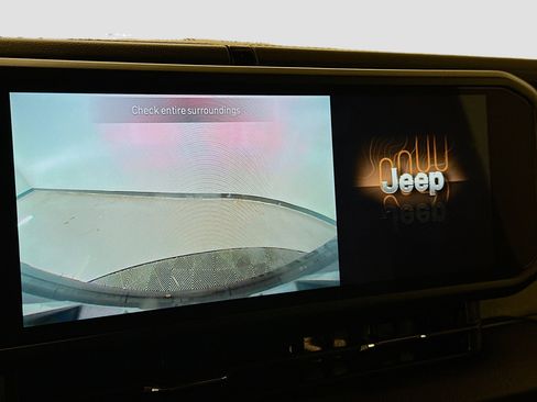 Used 2025 Jeep Wrangler Sahara image 22