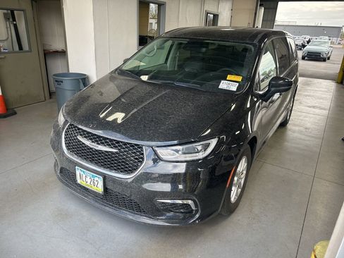 Used 2023 Chrysler Pacifica Touring-L image 2