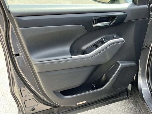 Used 2021 Toyota Highlander XLE image 28