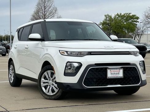 Used 2022 Kia Soul LX image 2