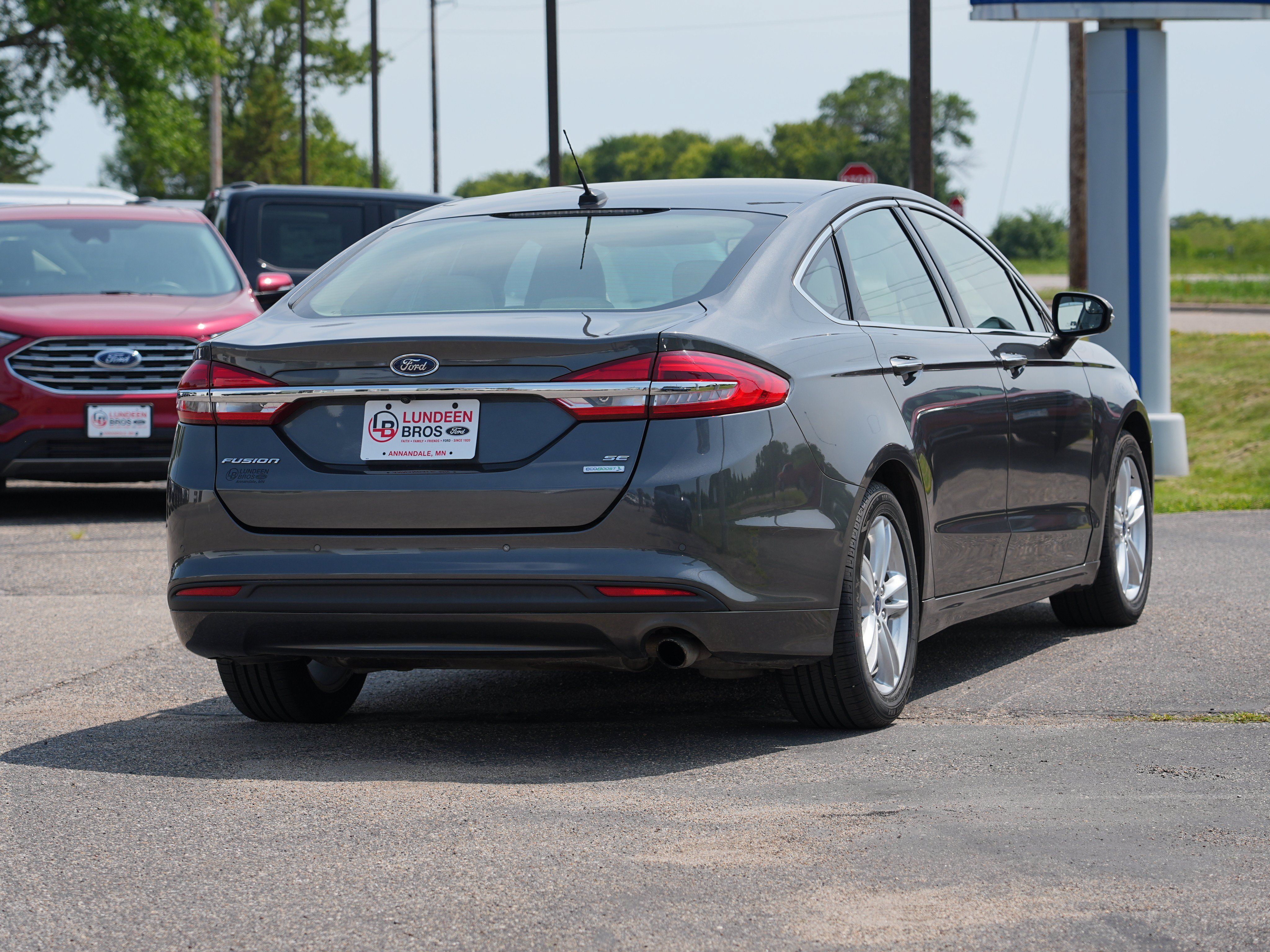 Used 2018 Ford Fusion SE w/ Fusion SE Technology Package FWD image 3