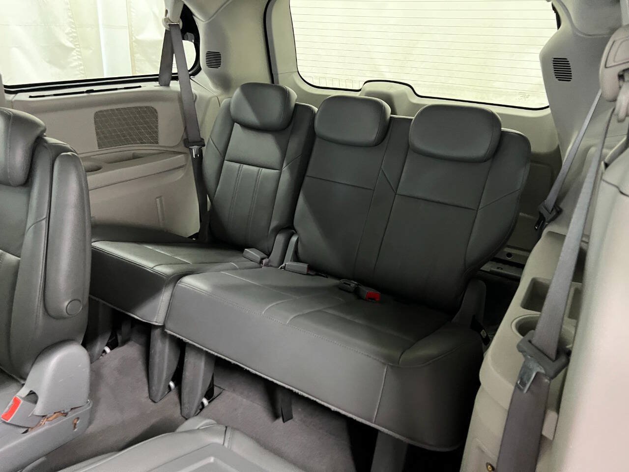 Used 2008 Chrysler Town & Country Touring FWD image 9