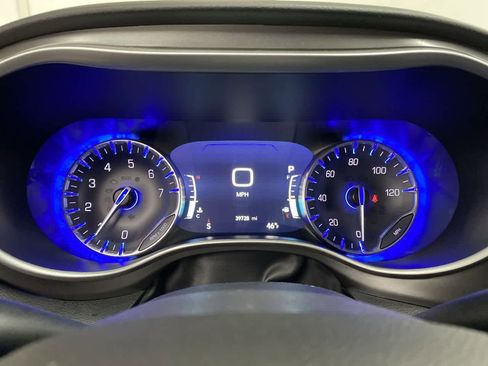 Used 2024 Chrysler Pacifica Touring-L image 26