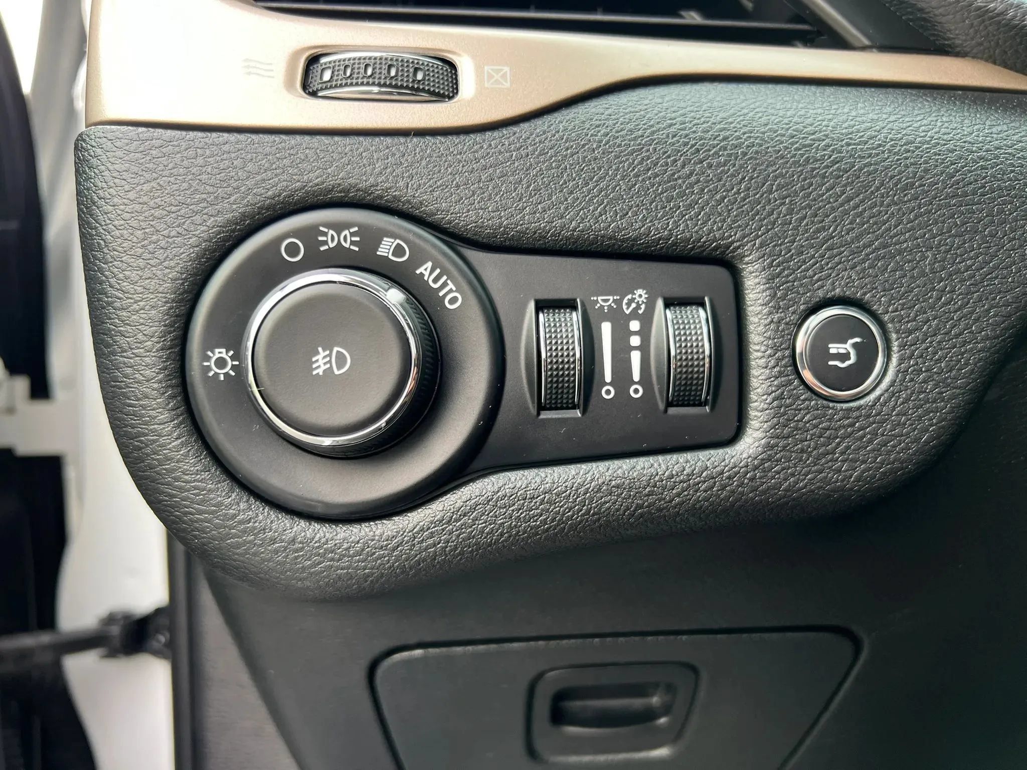 Used 2016 Jeep Cherokee Latitude w/ Comfort/Convenience Group AWD/4WD image 35