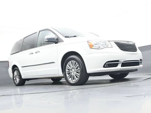 Used 2015 Chrysler Town & Country Touring-L w/ Driver Convenience Group FWD image 38