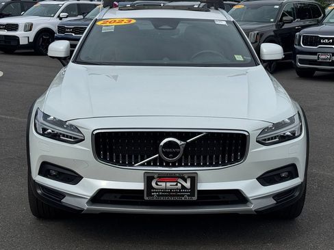 Used 2023 Volvo V90 B6 Cross Country Ultimate AWD/4WD image 2