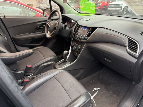 Used 2020 Chevrolet Trax LT w/ LT Convenience Package image 5