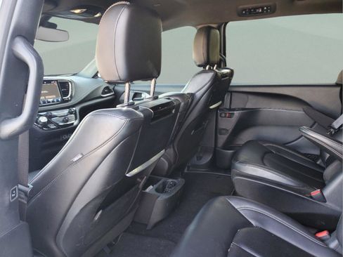 Used 2023 Chrysler Pacifica Touring-L w/ Uconnect Theater Family Group FWD image 5