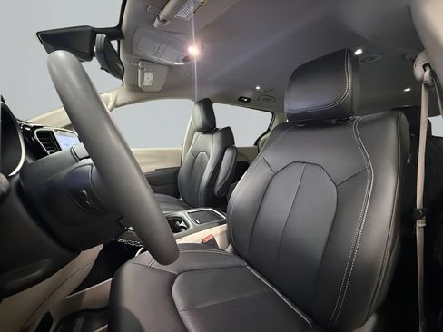 Used 2024 Chrysler Pacifica Touring-L FWD image 10