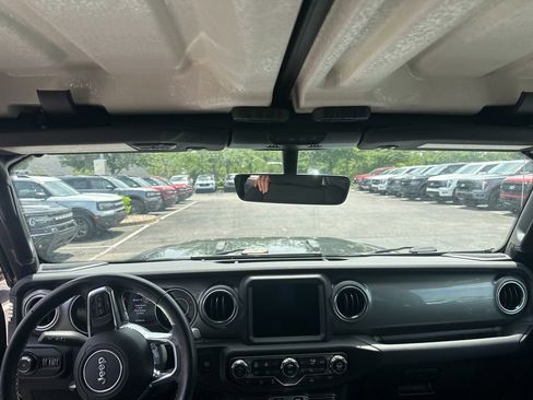Used 2022 Jeep Wrangler Unlimited Sahara w/ Cold Weather Group AWD/4WD image 13