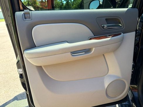 Used 2013 Chevrolet Avalanche LTZ AWD/4WD image 23