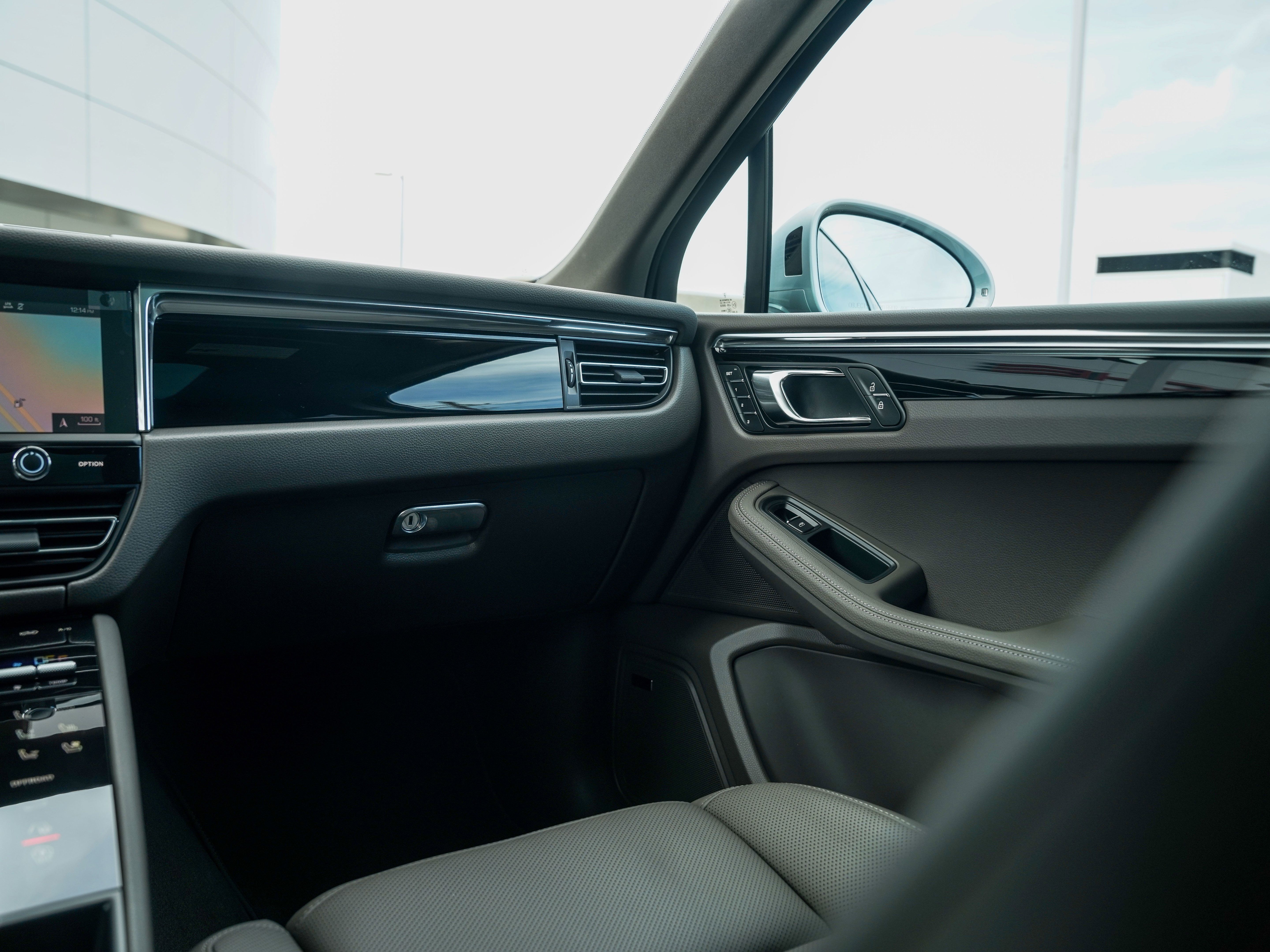 Certified 2026 Porsche Macan AWD/4WD image 27