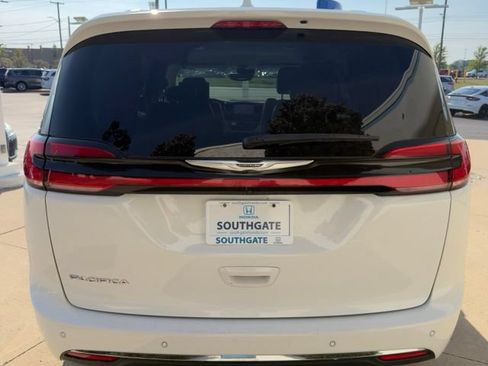 Used 2021 Chrysler Pacifica Touring-L w/ Uconnect Theater Family Group FWD image 4