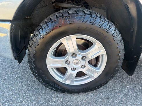 Used 2010 Toyota Tundra 4x4 CrewMax image 9