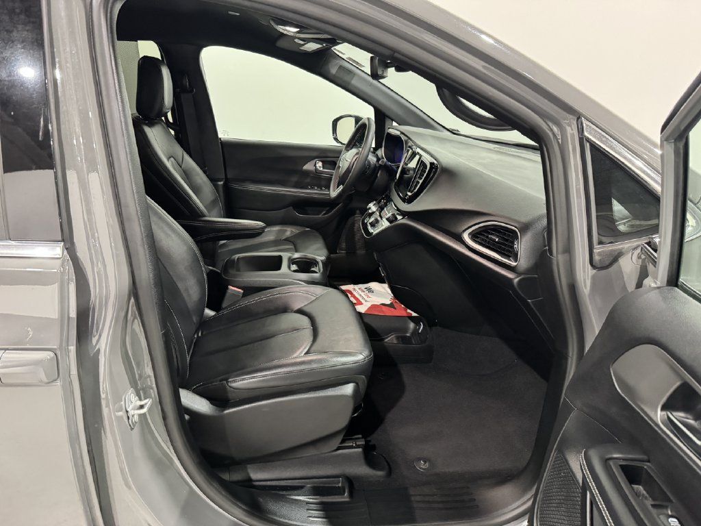 Used 2025 Chrysler Pacifica Select FWD image 22