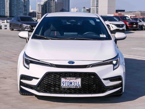 Used 2025 Toyota Corolla SE FWD image 2