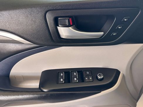 Used 2018 Toyota Highlander Limited FWD image 11