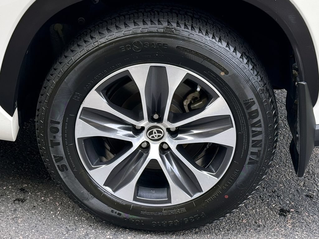 Used 2020 Toyota Highlander XLE AWD/4WD image 17