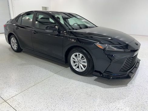 Used 2025 Toyota Camry LE image 3