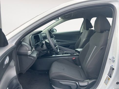 Certified 2025 Hyundai Elantra SE image 15