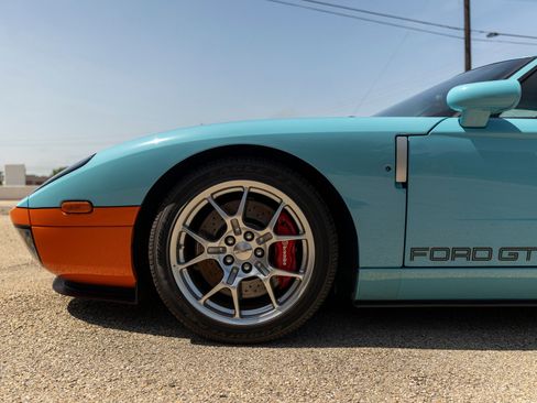 Used 2006 Ford GT RWD image 15
