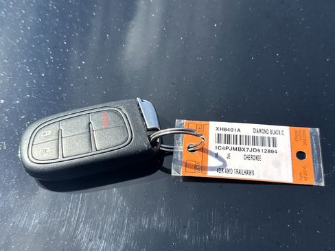 Used 2018 Jeep Cherokee Trailhawk AWD/4WD image 36