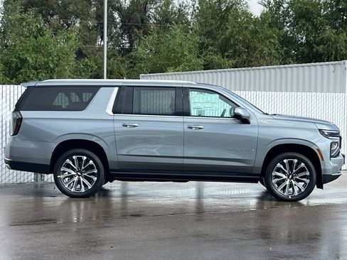 New 2026 Chevrolet Suburban High Country image 3