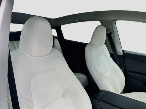 Used 2024 Tesla Model Y Long Range RWD image 27