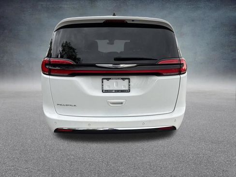 Used 2024 Chrysler Pacifica Touring-L FWD image 4