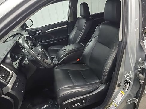 Used 2019 Toyota Highlander XLE AWD/4WD image 30